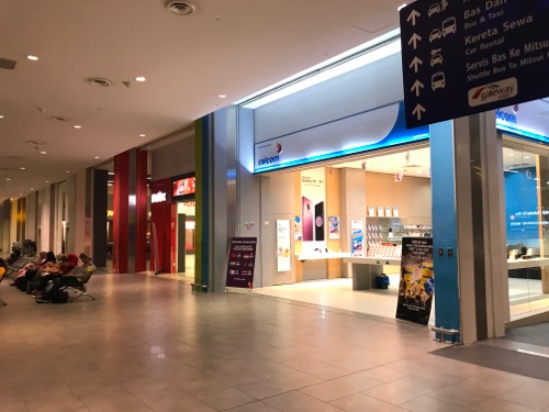 深夜のクアラルンプール国際空港第2ターミナル(KLIA2)