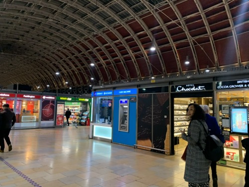 ロンドンのパディントン駅の両替所