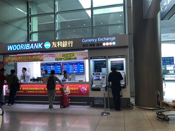 韓国仁川国際空港の到着ロビー前の友利銀行ATM